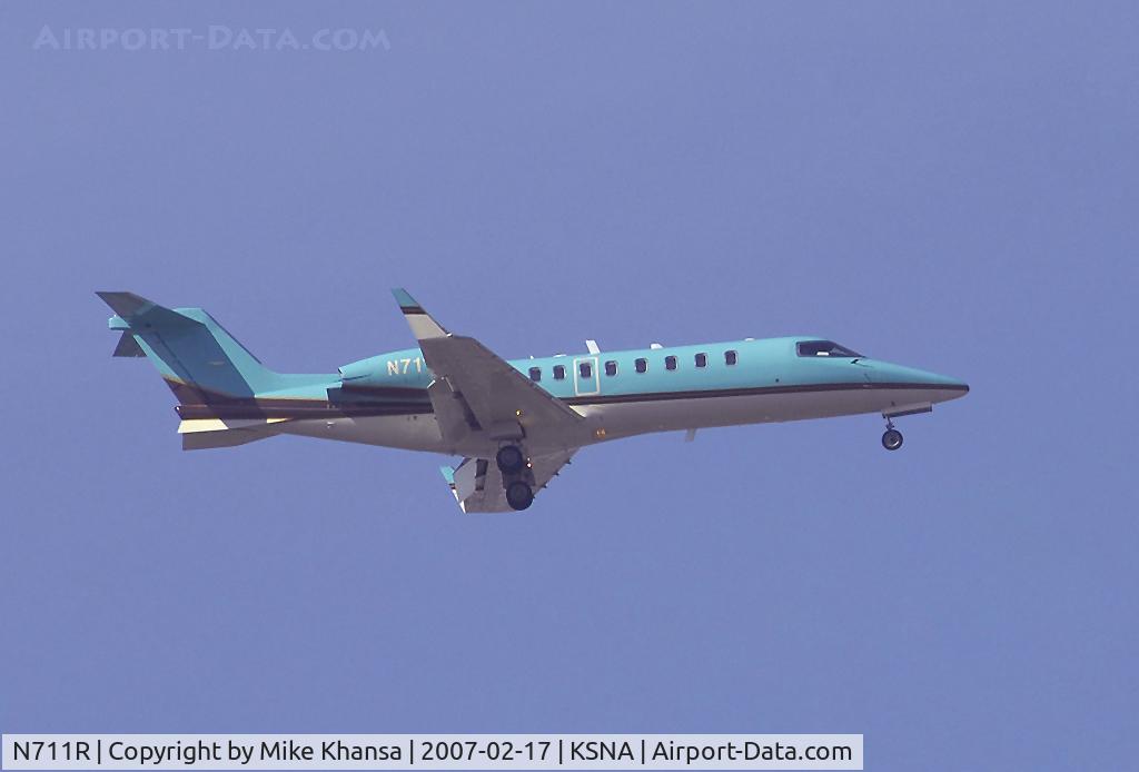 N711R, 1999 Learjet 45 C/N 049, Learjet 45 on short final.
