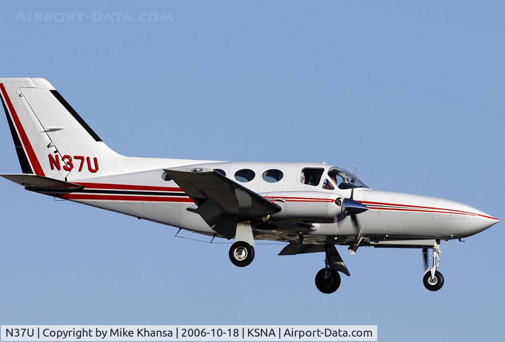 N37U, 1977 Cessna 414A Chancellor C/N 414A0010, Cessna 414A on short final
