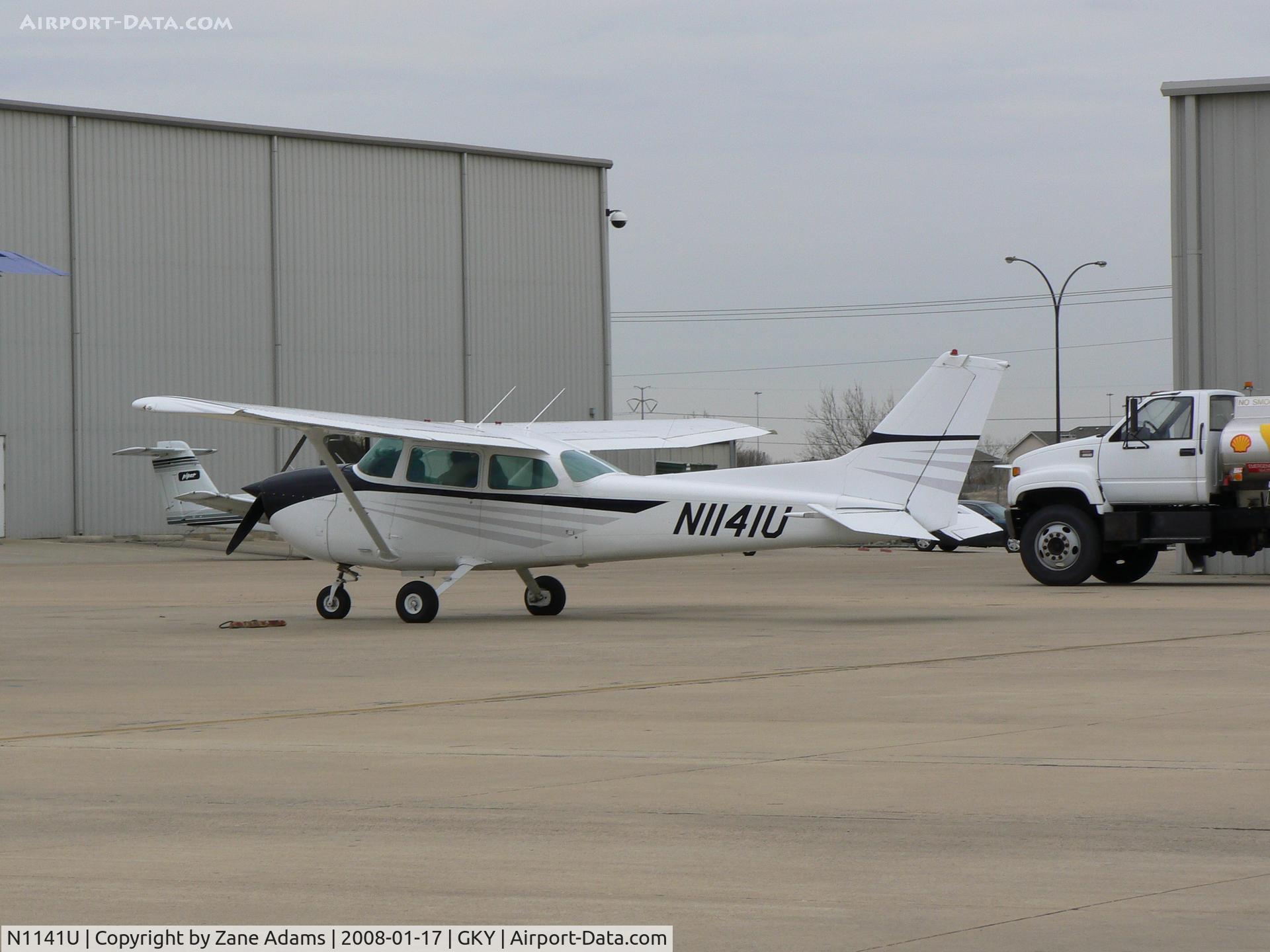 N1141U, 1976 Cessna 172M C/N 17266870, At Arlington Municipal