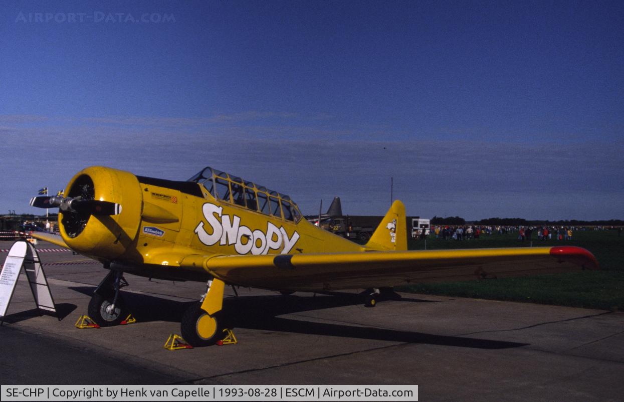 SE-CHP, 1941 North American AT-6A Texan C/N 78-6821, Texan with Snoopy markings at Uppsala (seems to be registered under wrong c/n 77-4524)