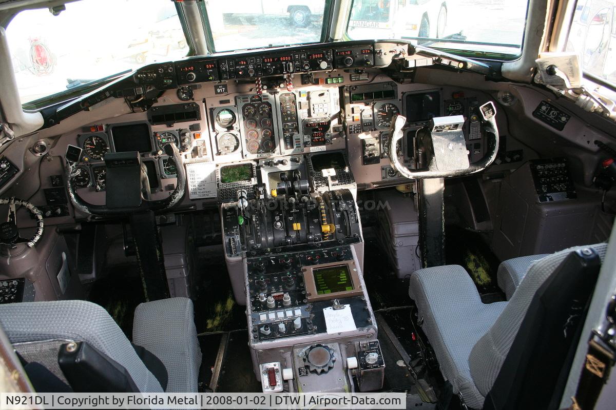 N921DL, 1988 McDonnell Douglas MD-88 C/N 49645, Delta cockpit