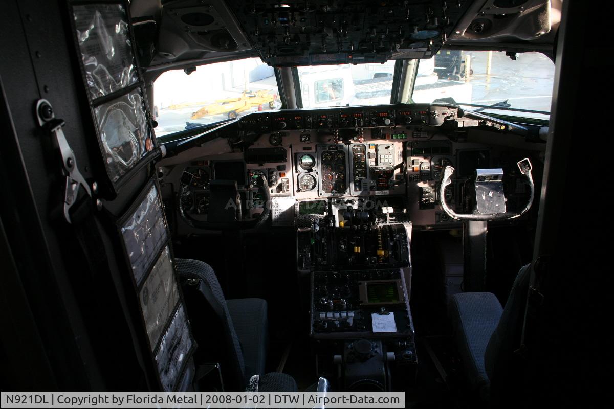 N921DL, 1988 McDonnell Douglas MD-88 C/N 49645, Delta MD-88 cockpit
