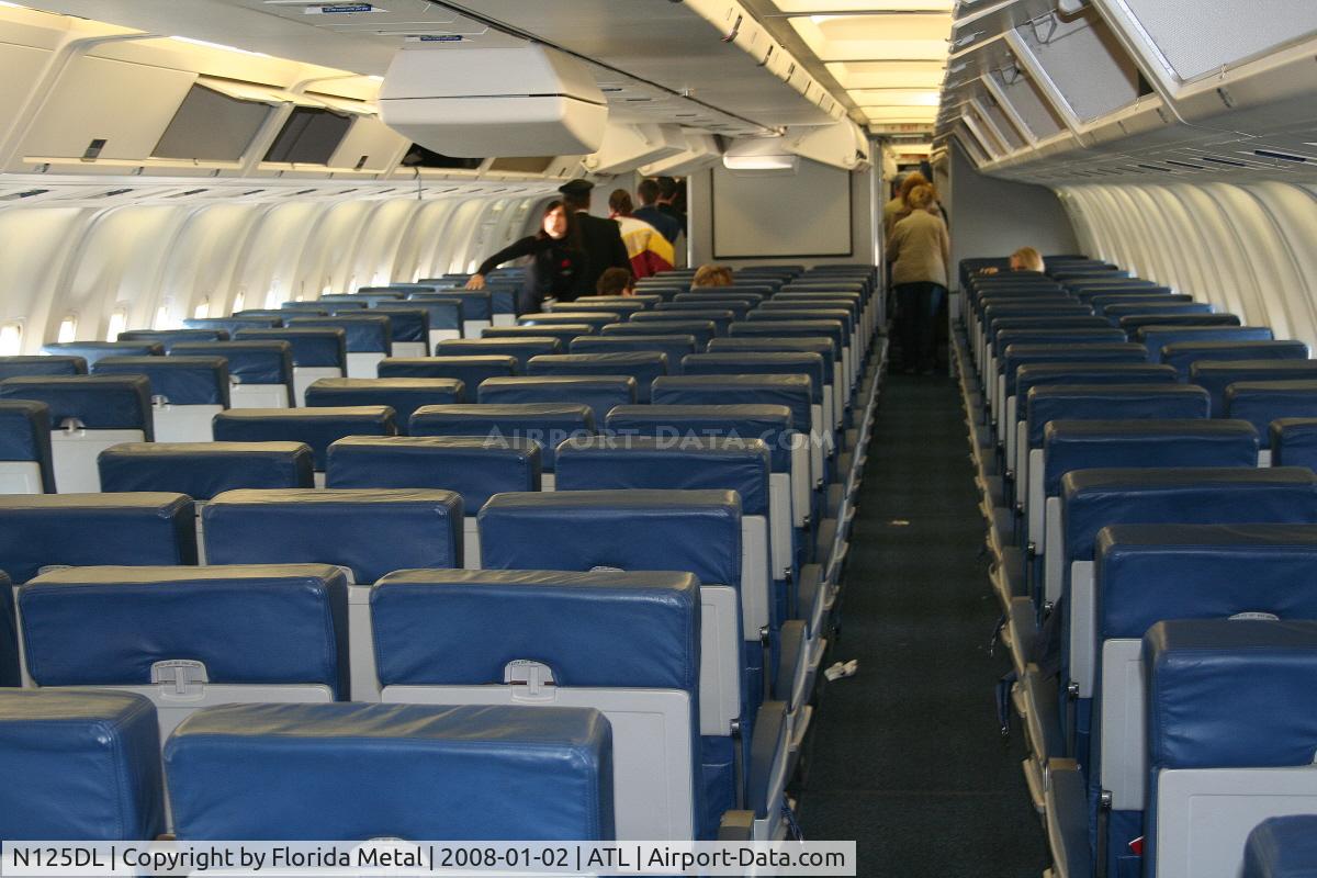 N125DL, 1988 Boeing 767-332 C/N 24075, Delta 767-300 cabin