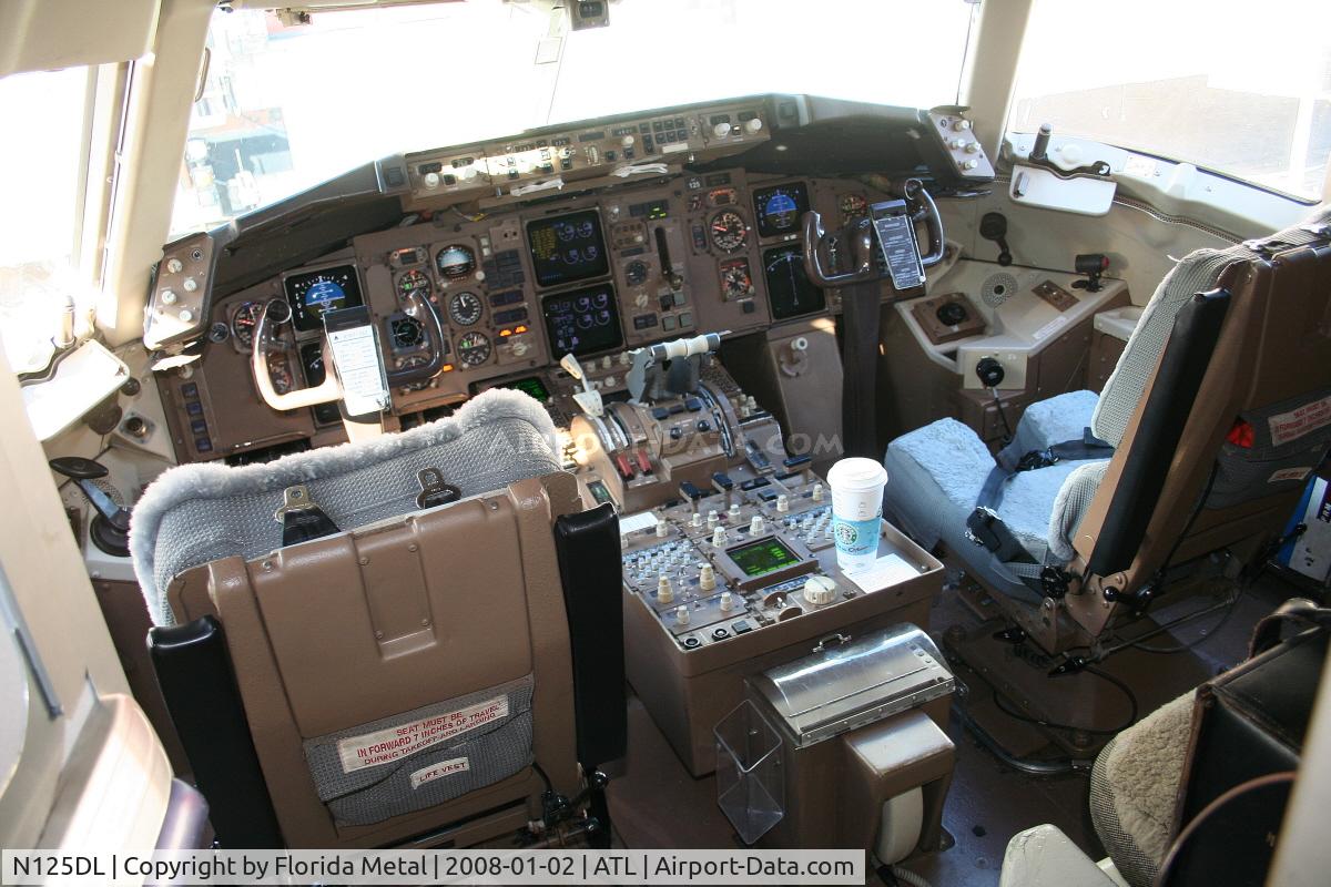 N125DL, 1988 Boeing 767-332 C/N 24075, Delta cockpit