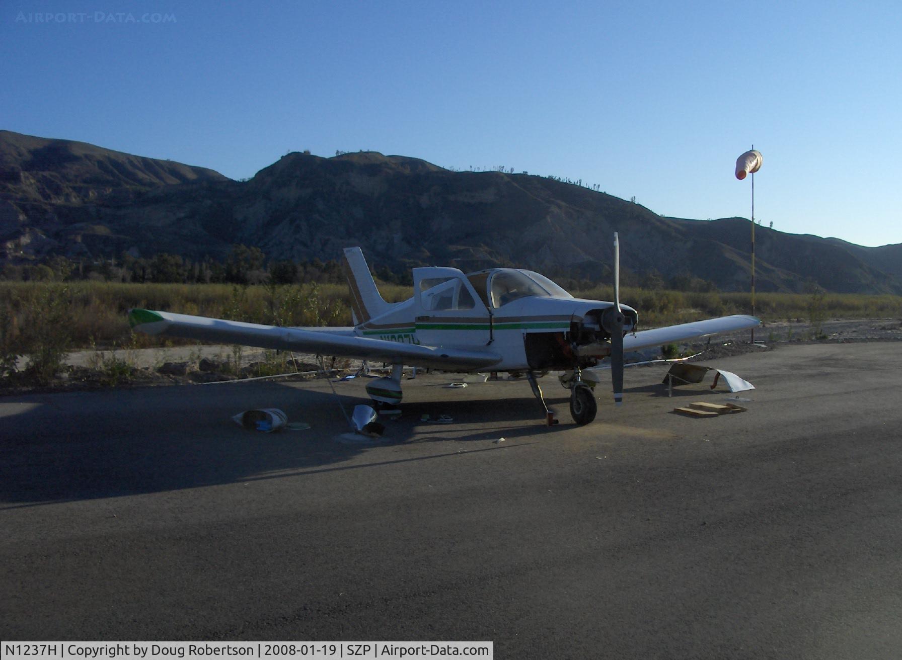 N1237H, Piper PA-28-140 Cruiser C/N 28-7725137, 1976 Piper PA-28-140 CRUISER, Lycoming O-320-E3D 150 Hp, field repair-on nose gear