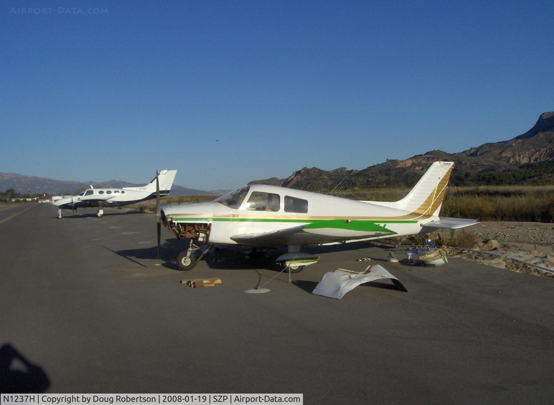 N1237H, Piper PA-28-140 Cruiser C/N 28-7725137, 1976 Piper PA-28-140 CRUISER, Lycoming O-320-E3D 150 Hp, field repair-damaged cowl off
