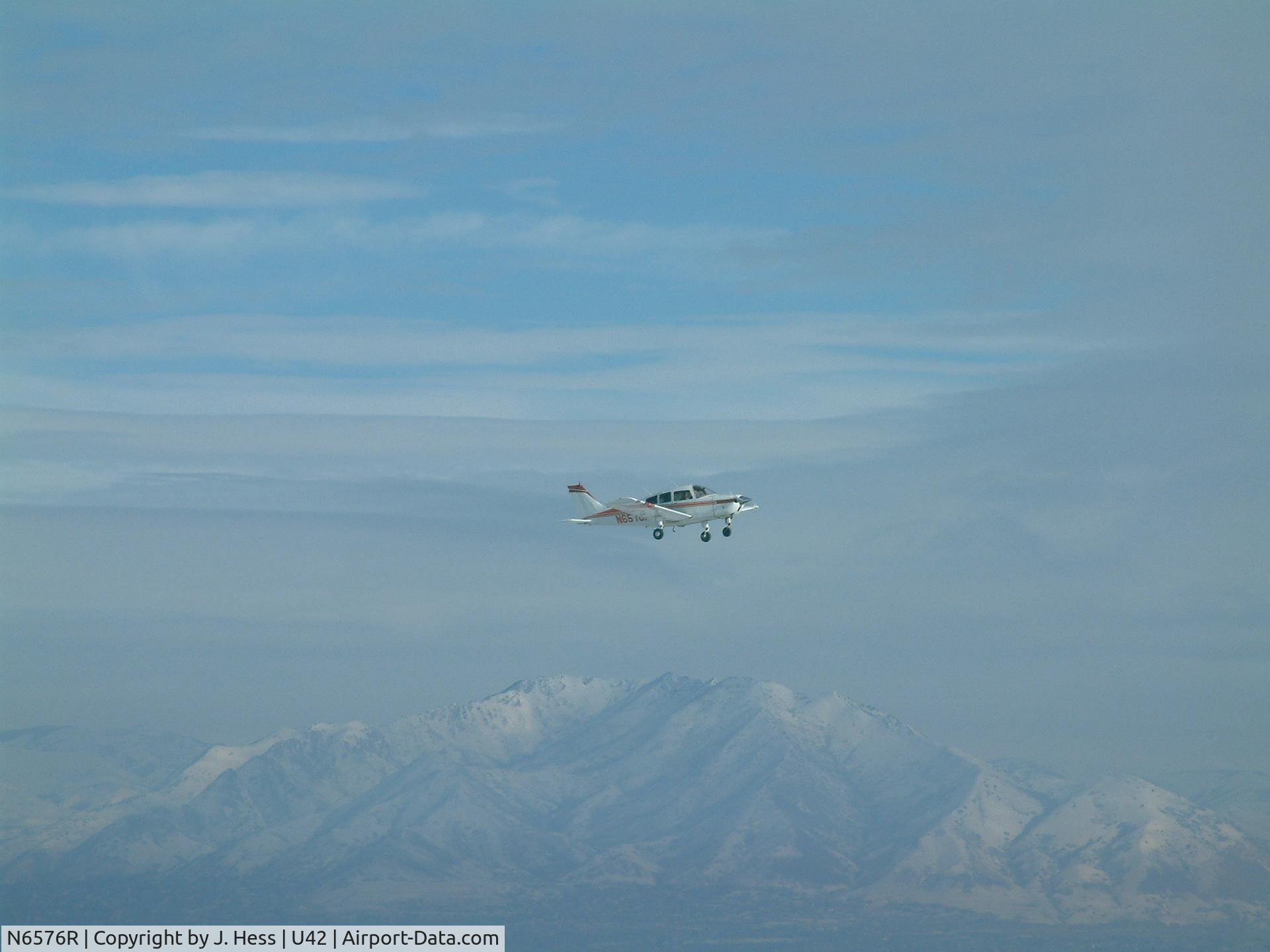 N6576R, 1974 Beech C23 Sundowner 180 C/N M-1594, N6576R in flight