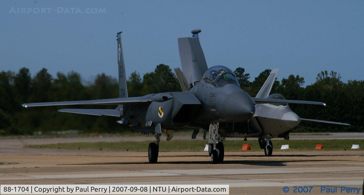 88-1704, 1988 McDonnell Douglas F-15E Strike Eagle C/N 1113/E088, Back to the ramp, coming in with the Raptor