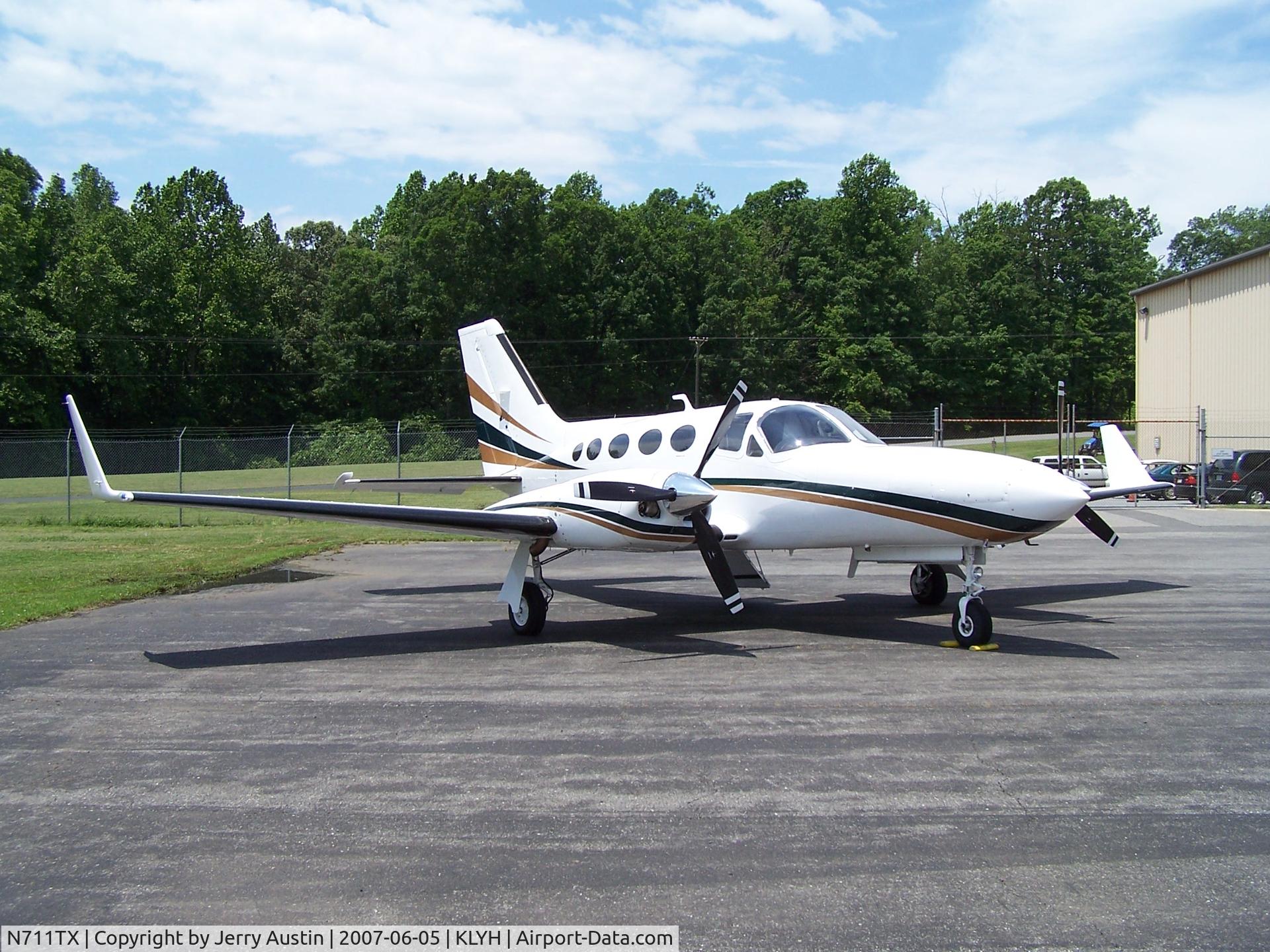 N711TX, Cessna 421C Golden Eagle C/N 421C0165, N711TX on ramp at KLYH