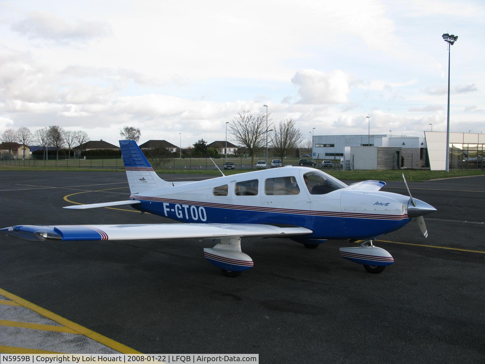 N5959B, 2000 Piper PA-28-181 C/N 2843320, Arrival at Troyes (France) after cross Atlantic by LPAZ