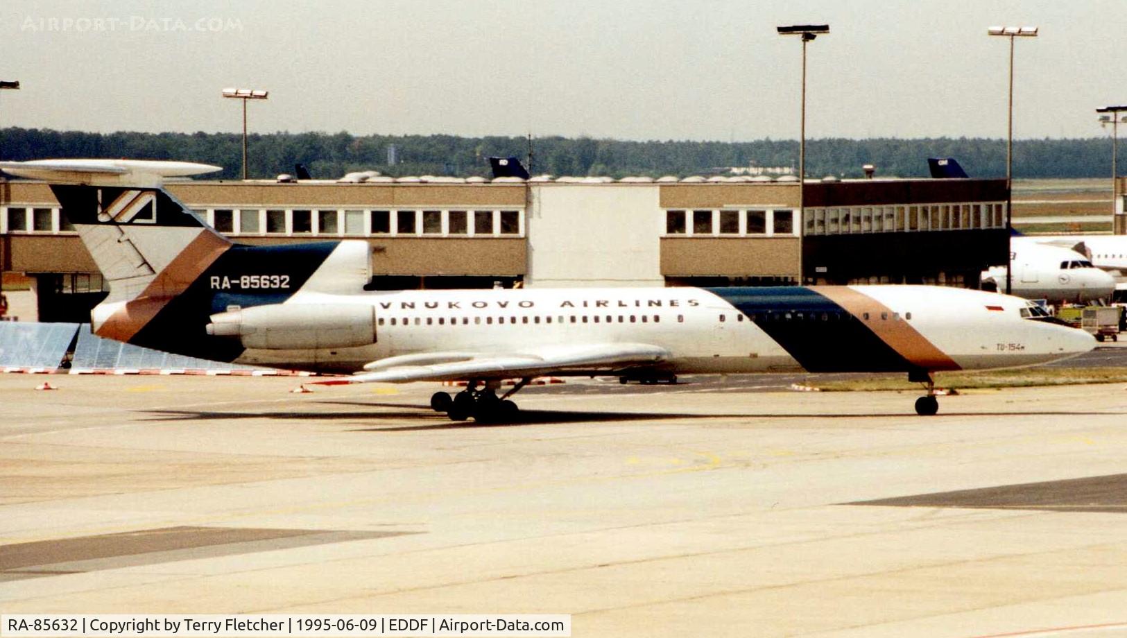 RA-85632, 1987 Tupolev Tu-154M C/N 87A761, Pulkova Tu 154 taxies in at Frankfurt in 1995