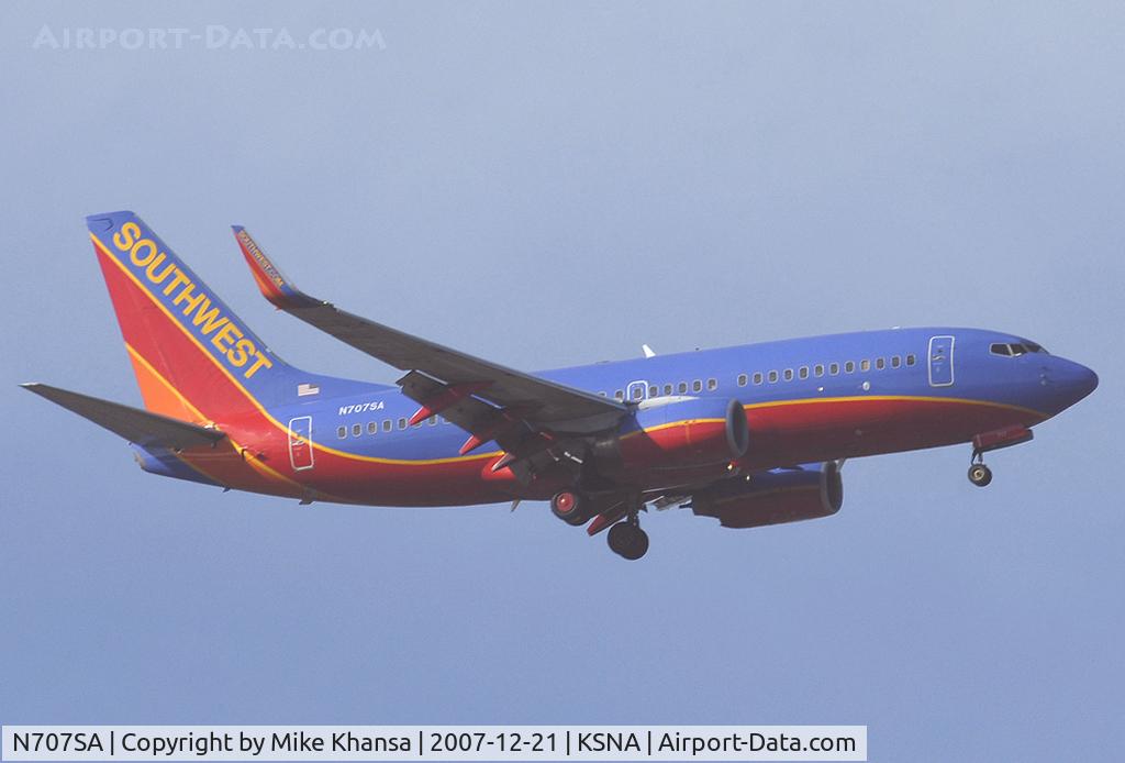 N707SA, 1997 Boeing 737-7H4 C/N 27841, Southwest B737-7H4 approaching airport on a gorgeous day.