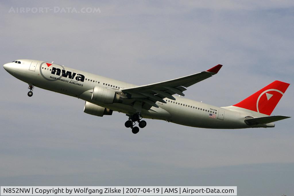 N852NW, 2004 Airbus A330-223 C/N 0614, visitor