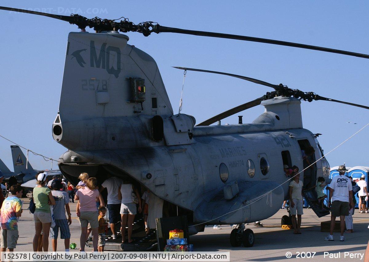 152578, Boeing Vertol CH-46E Sea Knight C/N 2200, Drawing a touring crowd