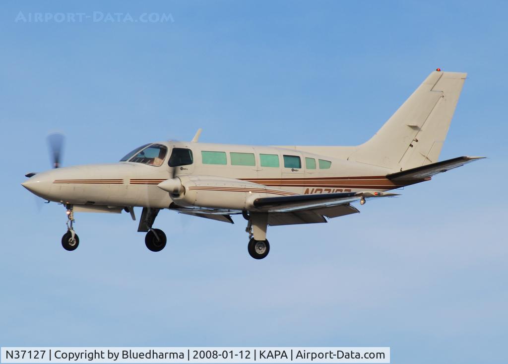 N37127, 1977 Cessna 404 Titan C/N 404-0114, Approach to 17L.