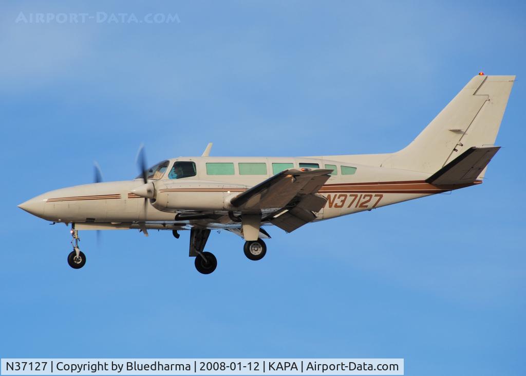 N37127, 1977 Cessna 404 Titan C/N 404-0114, Approach to 17L.