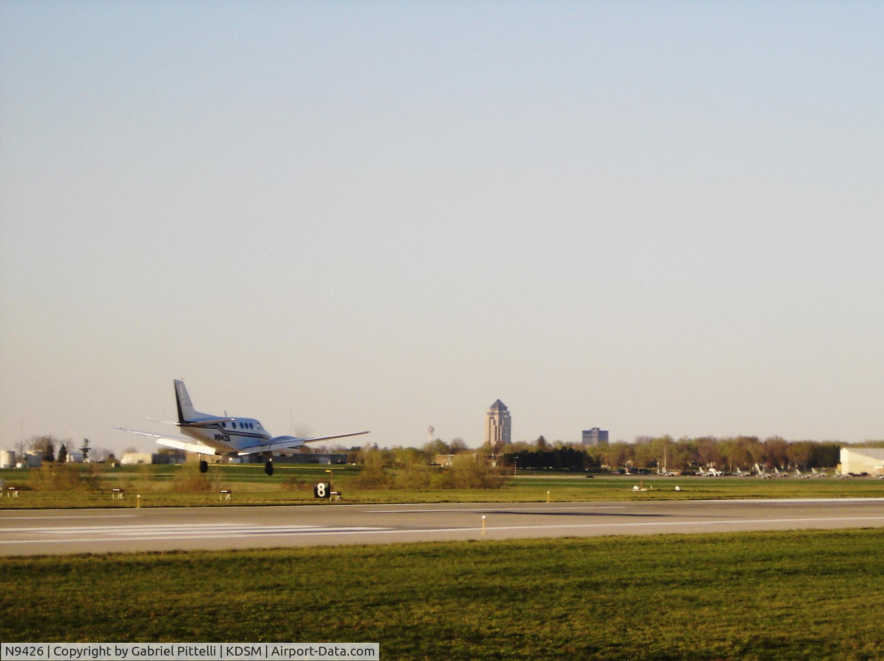 N9426, 1968 Beech B90 C/N LJ-421, Beech B90 N9426 all-out over rwy5 KDSM