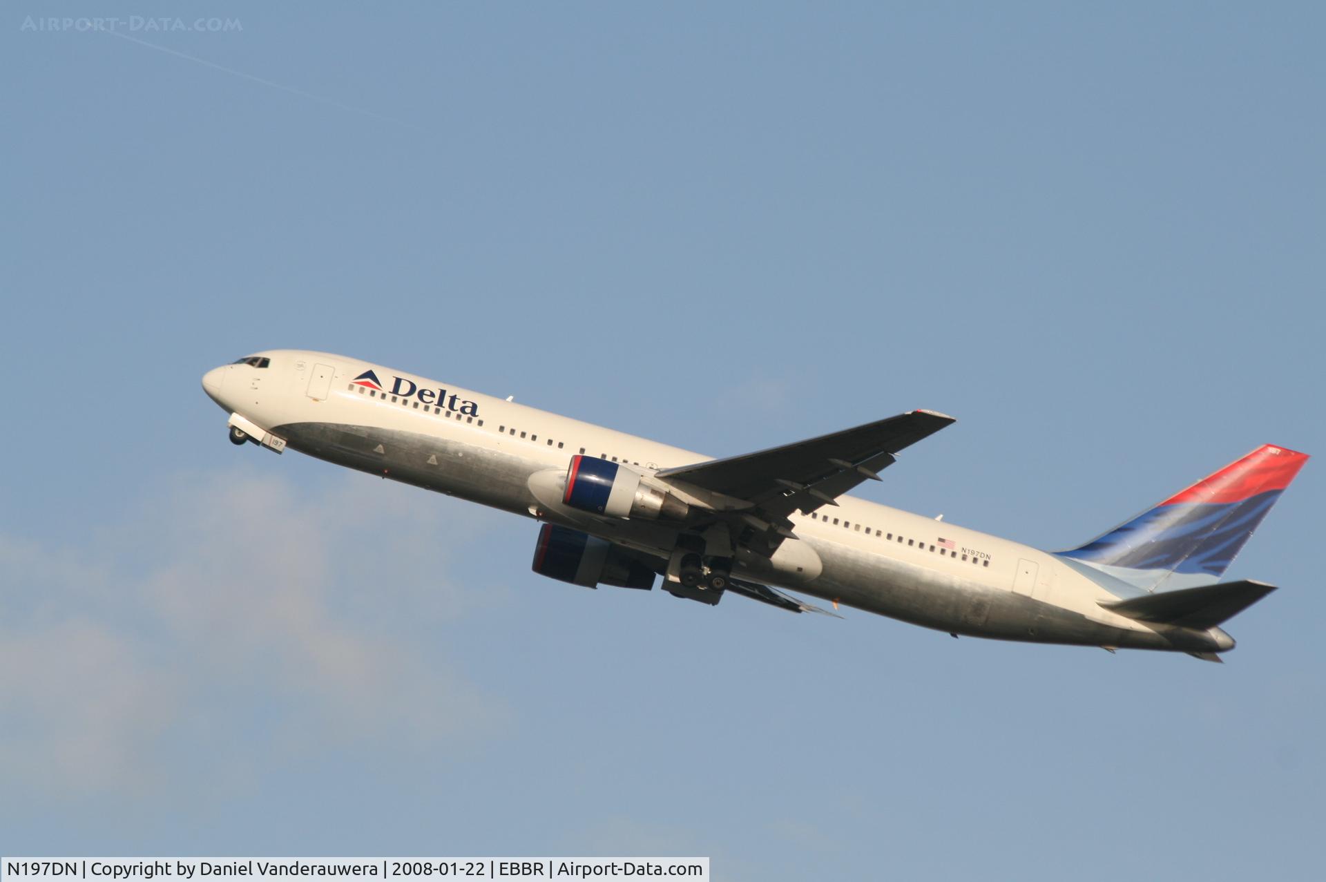 N197DN, 1997 Boeing 767-332 C/N 28454, flight DL141 is taking off from rwy 25R
