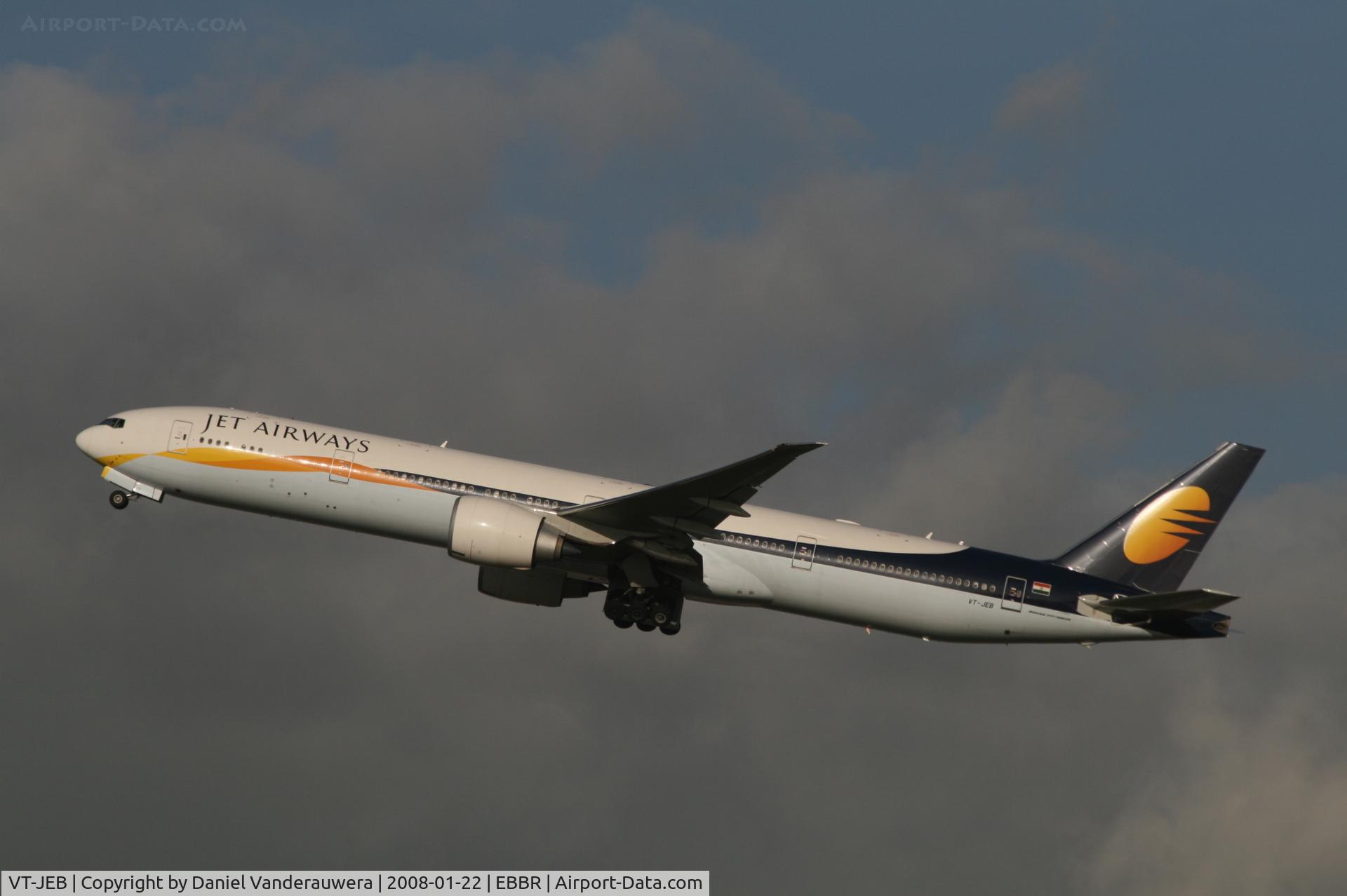 VT-JEB, 2007 Boeing 777-35R/ER C/N 35158/637, flight 9W227 is taking off on rwy 25R