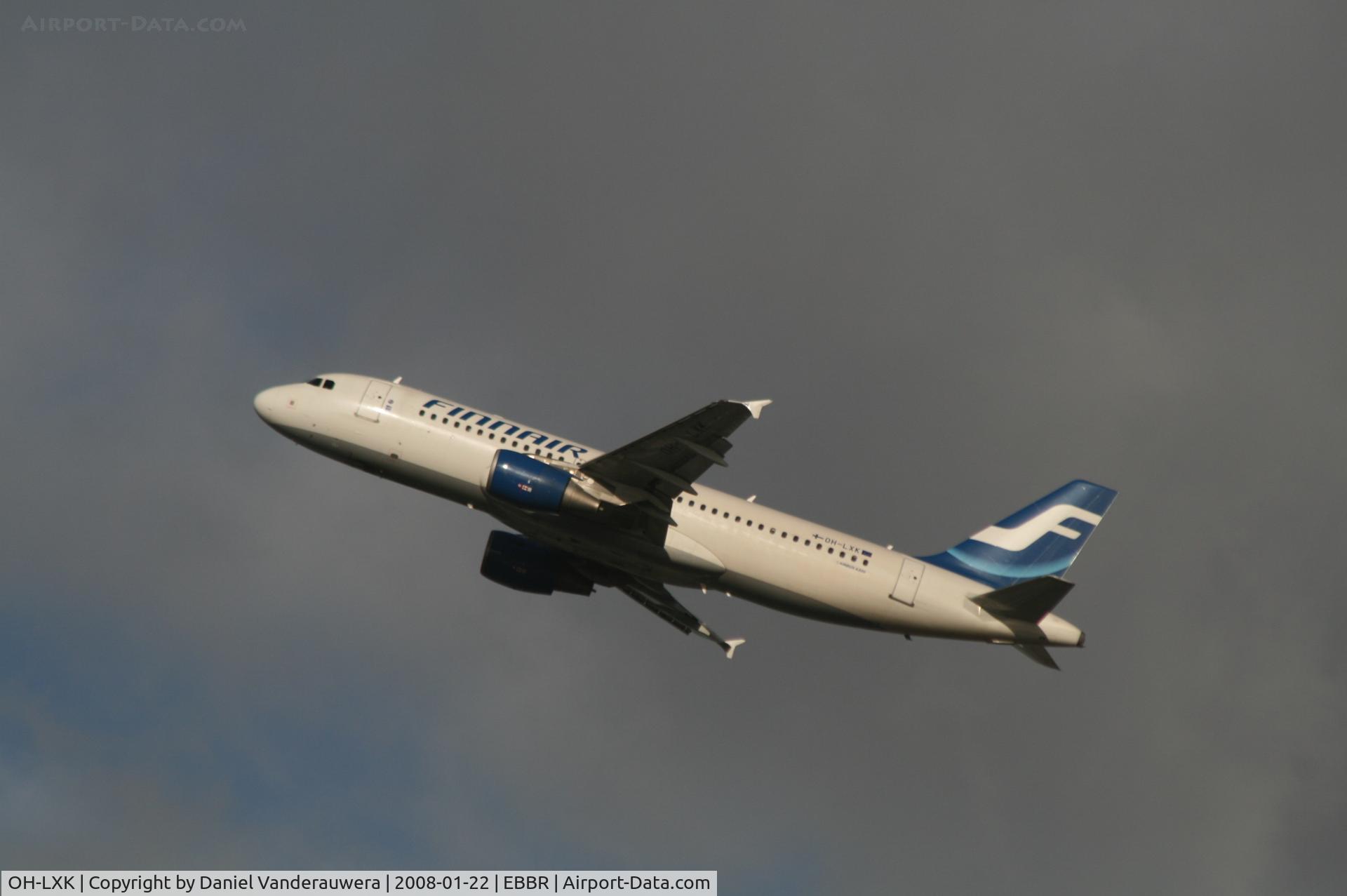 OH-LXK, 2003 Airbus A320-214 C/N 2065, flight AY812 is taking off from rwy 25R