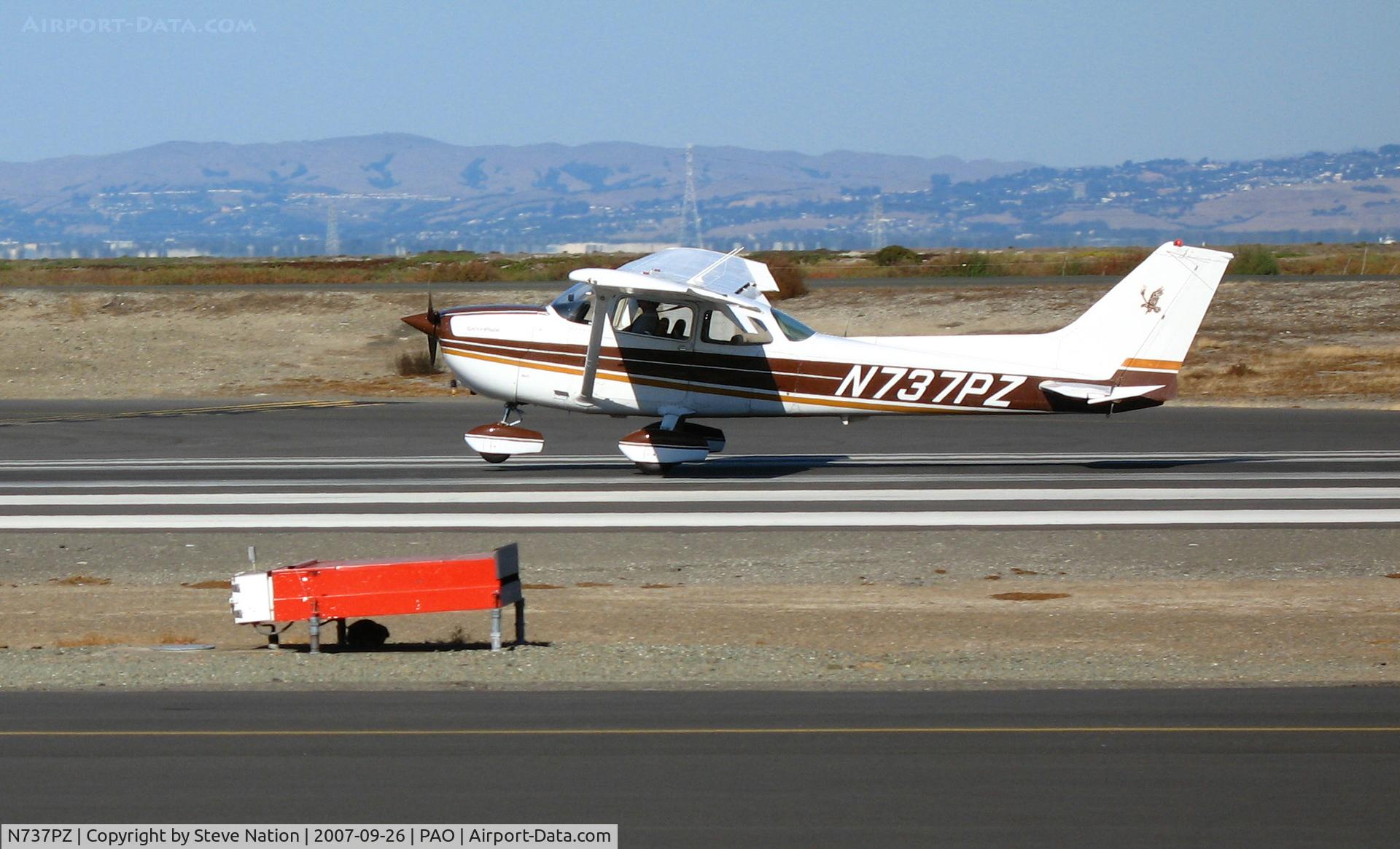 N737PZ, 1977 Cessna 172N C/N 17269580, 1977 Cessna 172N touch down @ Palo Alto Airport, CA