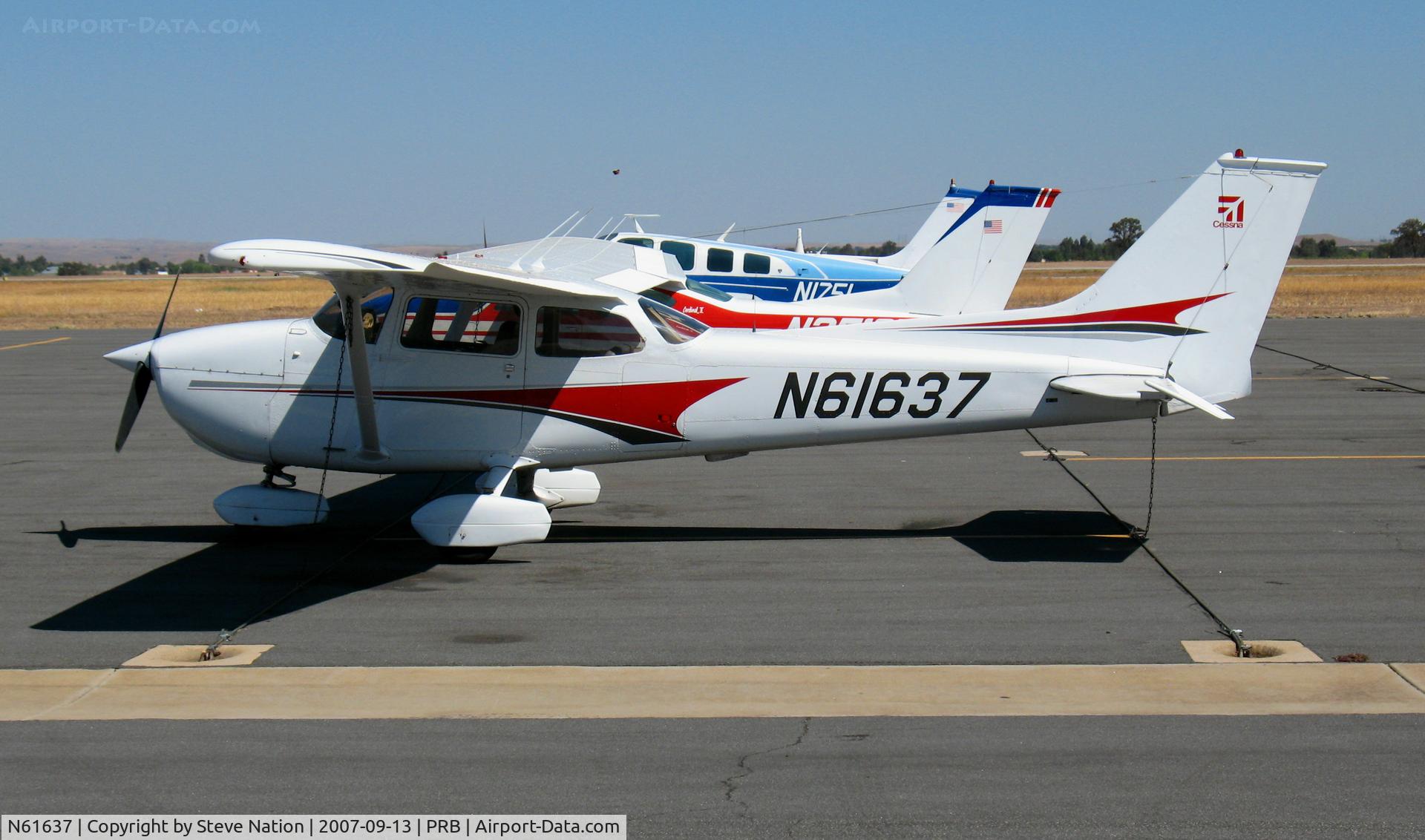 N61637, 1975 Cessna 172M C/N 17264691, 1975 Cessna 172M down from Reid-Hillview (San Jose) Airport @ Paso Robles Municipal Airport, CA