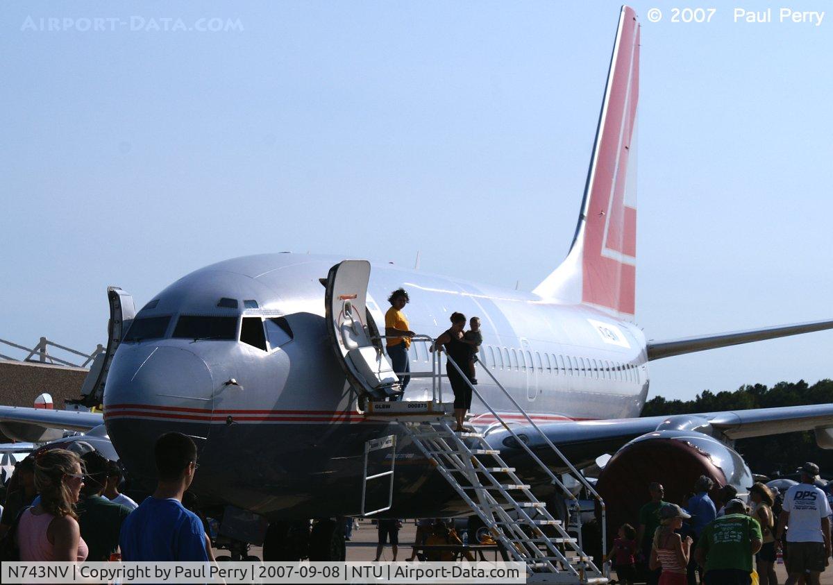 N743NV, 2000 Boeing 737-6Z9 C/N 30137, Plenty of visitors to this visitor