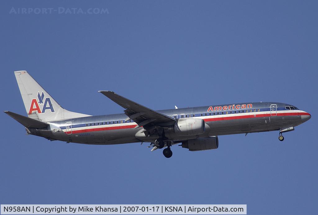 N958AN, 2001 Boeing 737-823 C/N 30091, American Arlines Boeing 737-823 on short final.