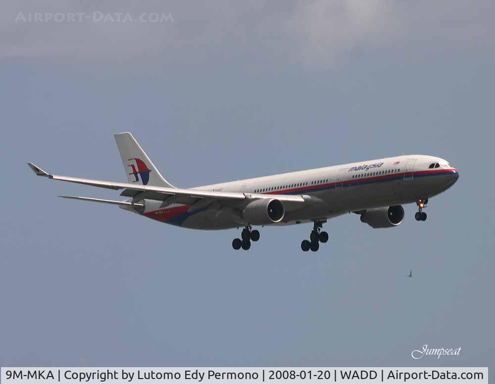 9M-MKA, 1995 Airbus A330-322 C/N 067, Final RW 27 at DPS