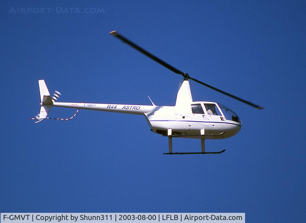 F-GMVT, Robinson R44 C/N 0453, Passing over the airport