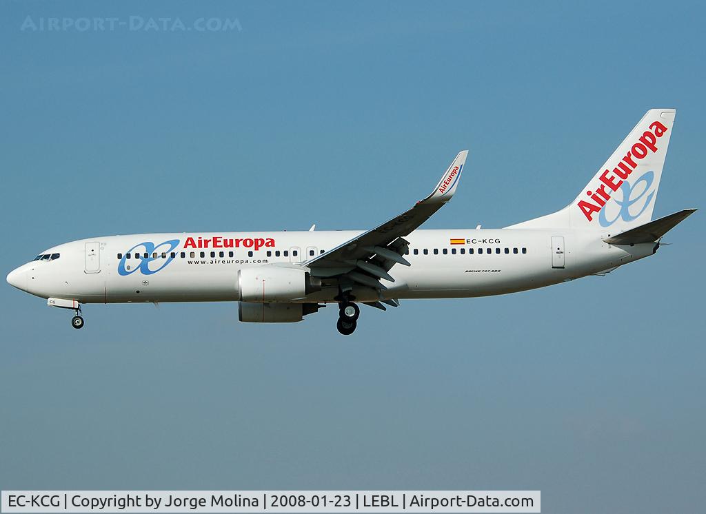 EC-KCG, 2007 Boeing 737-85P C/N 33981, Clear to land RWY 25R.