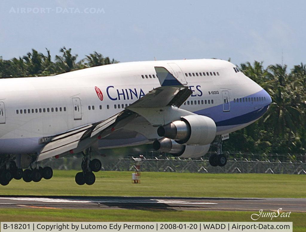 B-18201, 1997 Boeing 747-409 C/N 28709, Just landed RW 27