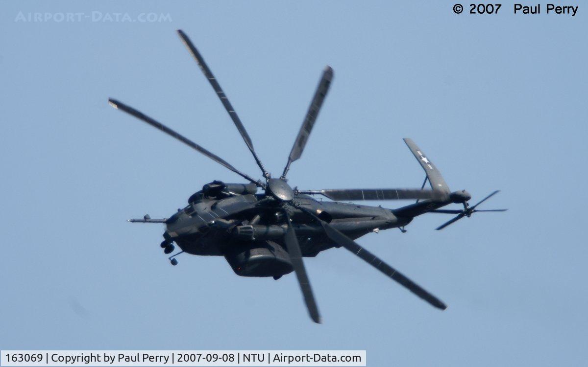 163069, Sikorsky MH-53E Sea Dragon C/N 65-569, Ripping past the corner of the showline.  A girl like this can get your attention