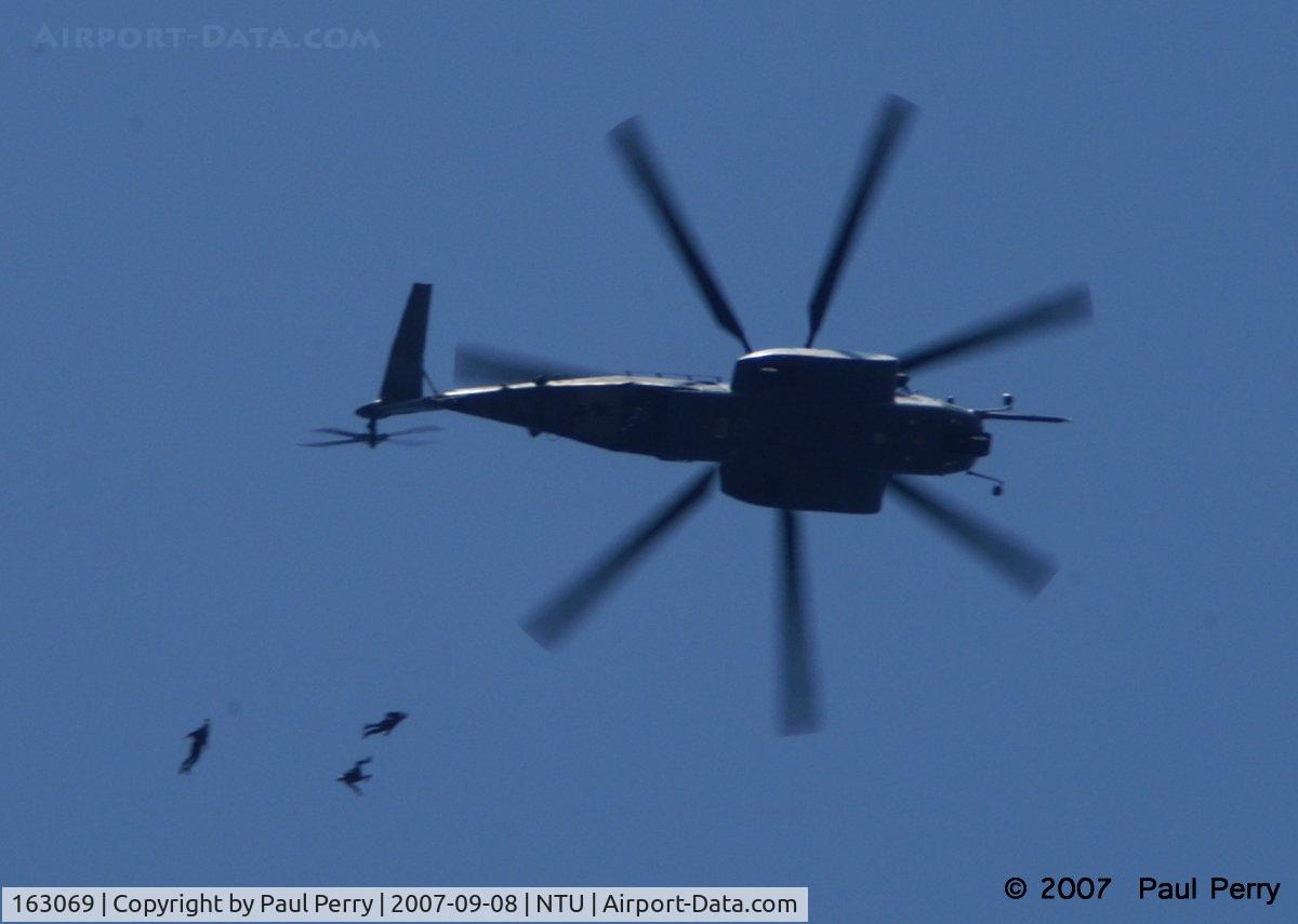 163069, Sikorsky MH-53E Sea Dragon C/N 65-569, The Blackwater Jump team disembarks, with the cameraman in free fall