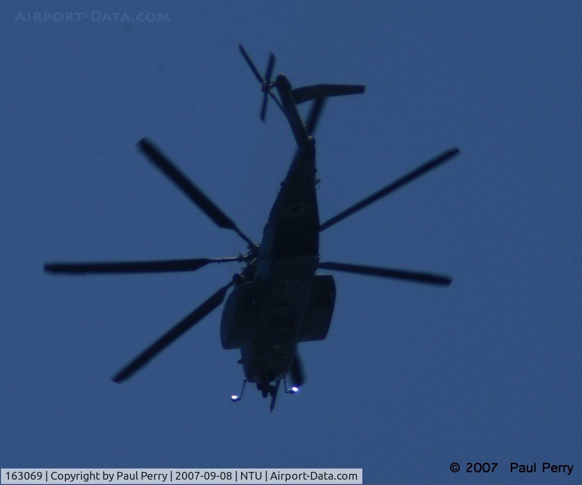 163069, Sikorsky MH-53E Sea Dragon C/N 65-569, Empty of jumpers, and the sun catching in her mirrors, time to call it a day