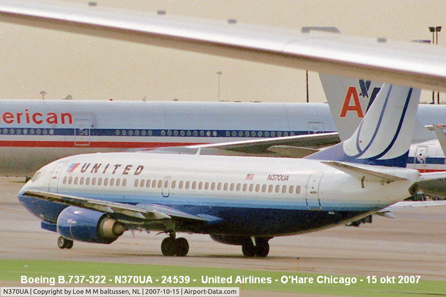 N370UA, 1989 Boeing 737-322 C/N 24539, Taxying alongside Terminal-2 Chicago O'Hare Int'l
