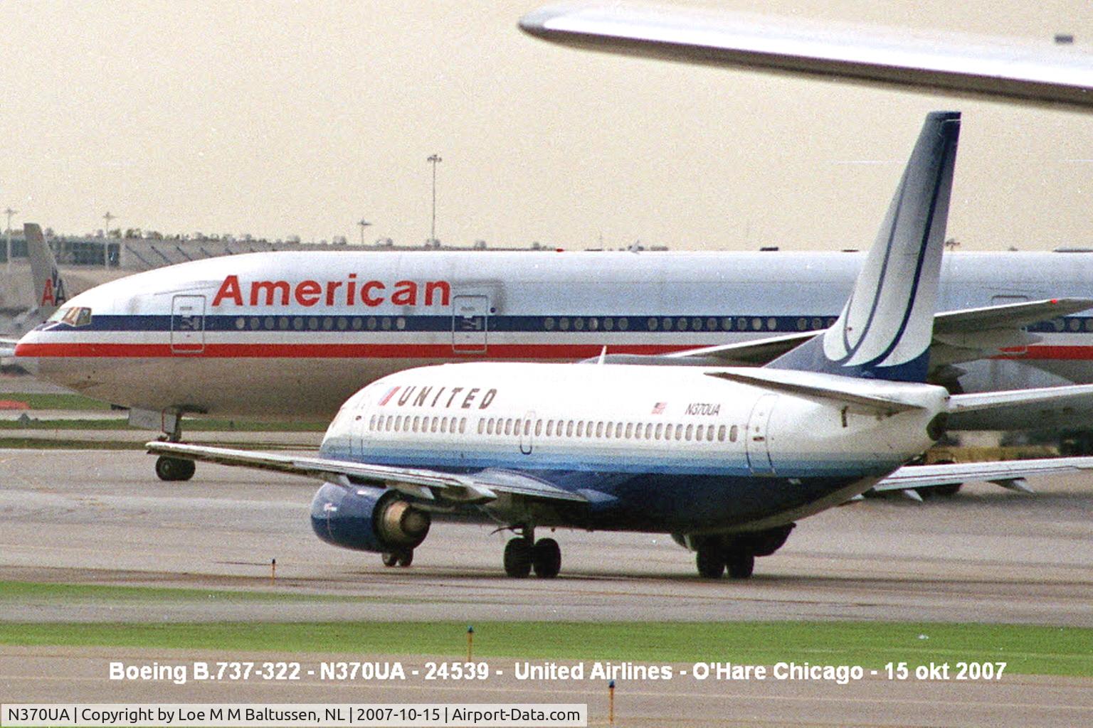 N370UA, 1989 Boeing 737-322 C/N 24539, Taxying alongside Terminal-2 Chicago O'Hare Int'l