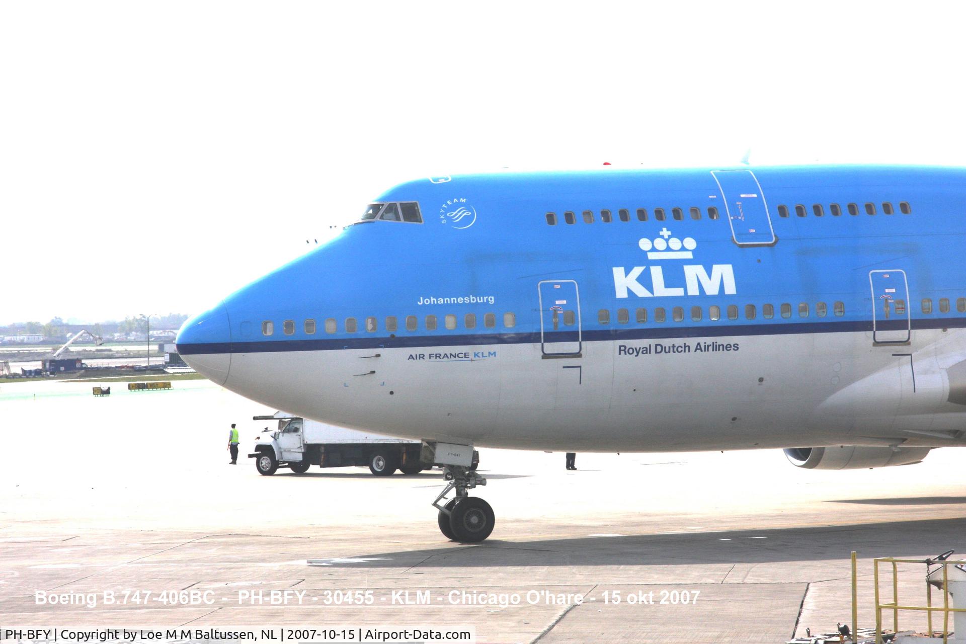 PH-BFY, 2002 Boeing 747-406BC C/N 30455, Embarking Terminal-2 at Chicago O'Hare Int'l
