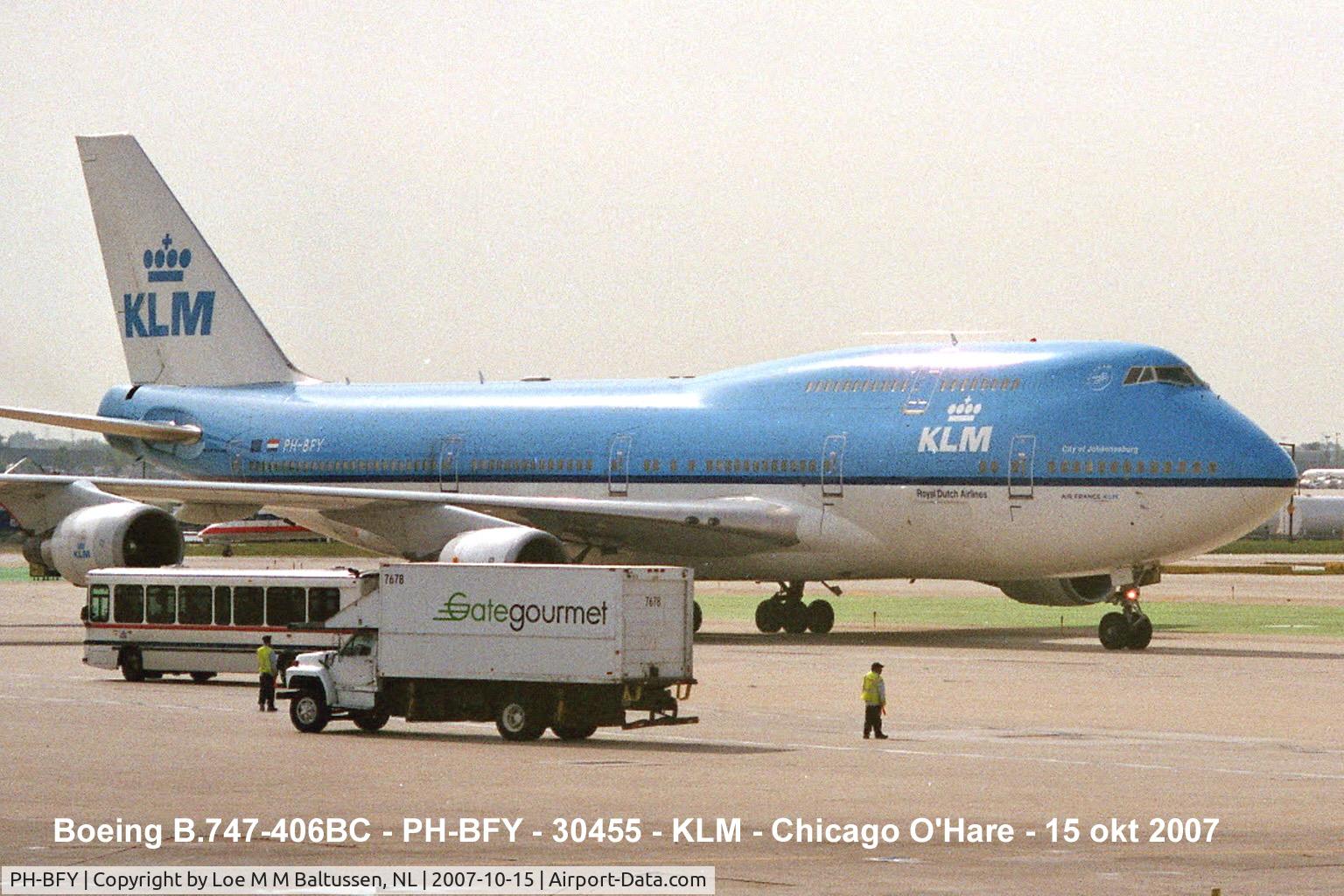 PH-BFY, 2002 Boeing 747-406BC C/N 30455, Embarking Terminal-2 at Chicago O'Hare Int'l