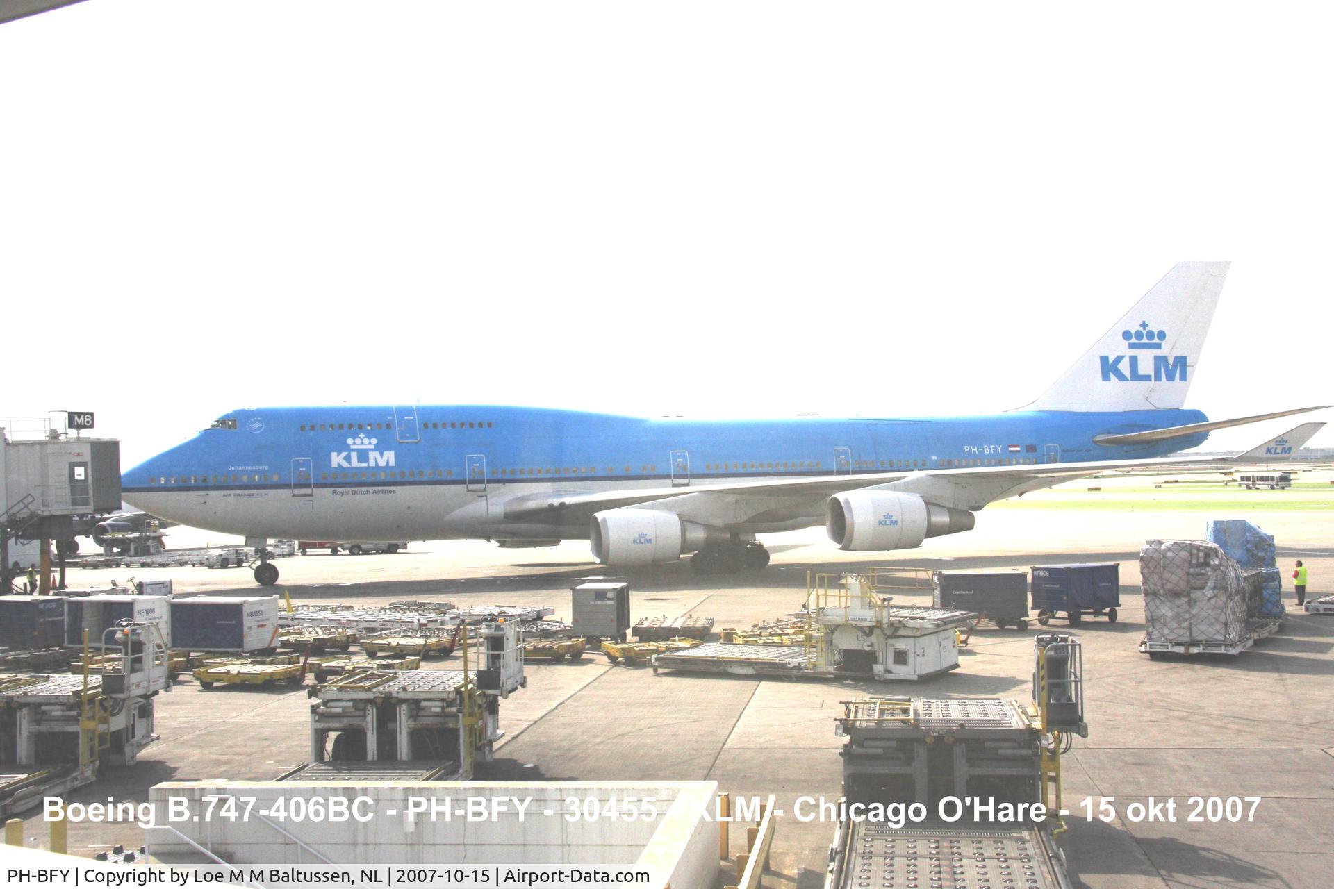 PH-BFY, 2002 Boeing 747-406BC C/N 30455, Embarking Terminal-2 at Chicago O'Hare Int'l
