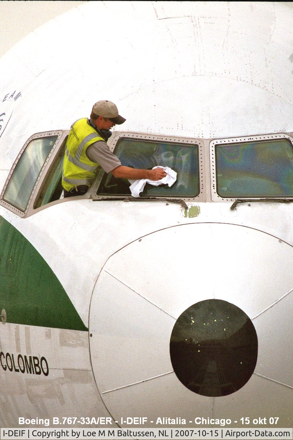 I-DEIF, 1995 Boeing 767-33A C/N 27908, Window cleaning - Therminal-2 Chicago O'Hare Int'l