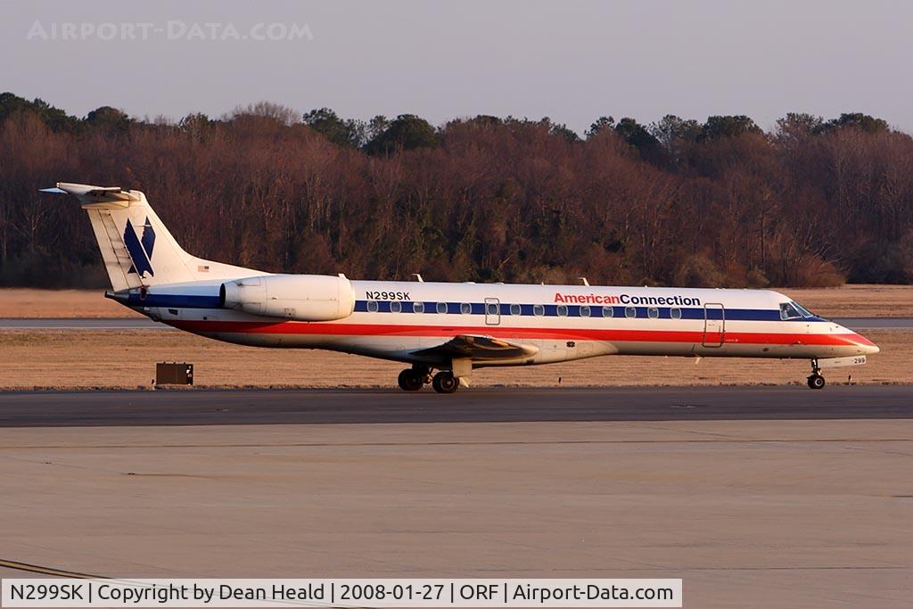 N299SK, 2001 Embraer ERJ-140LR (EMB-135KL) C/N 145532, American Connection (Chautauqua Airlines) N299SK (FLT CHQ5348) from Lambert St. Louis Int'l (KSTL) taxiing to the gate on Taxiway Charlie after landing on RWY 5.