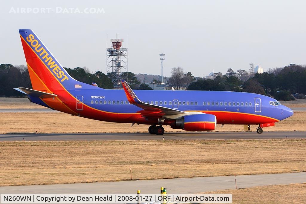 N260WN, 2006 Boeing 737-7H4 C/N 32518, Southwest Airlines N260WN (FLT SWA67) from Chicago Midway Int'l (KMDW) taxiing to the gate via Taxiway Charlie.