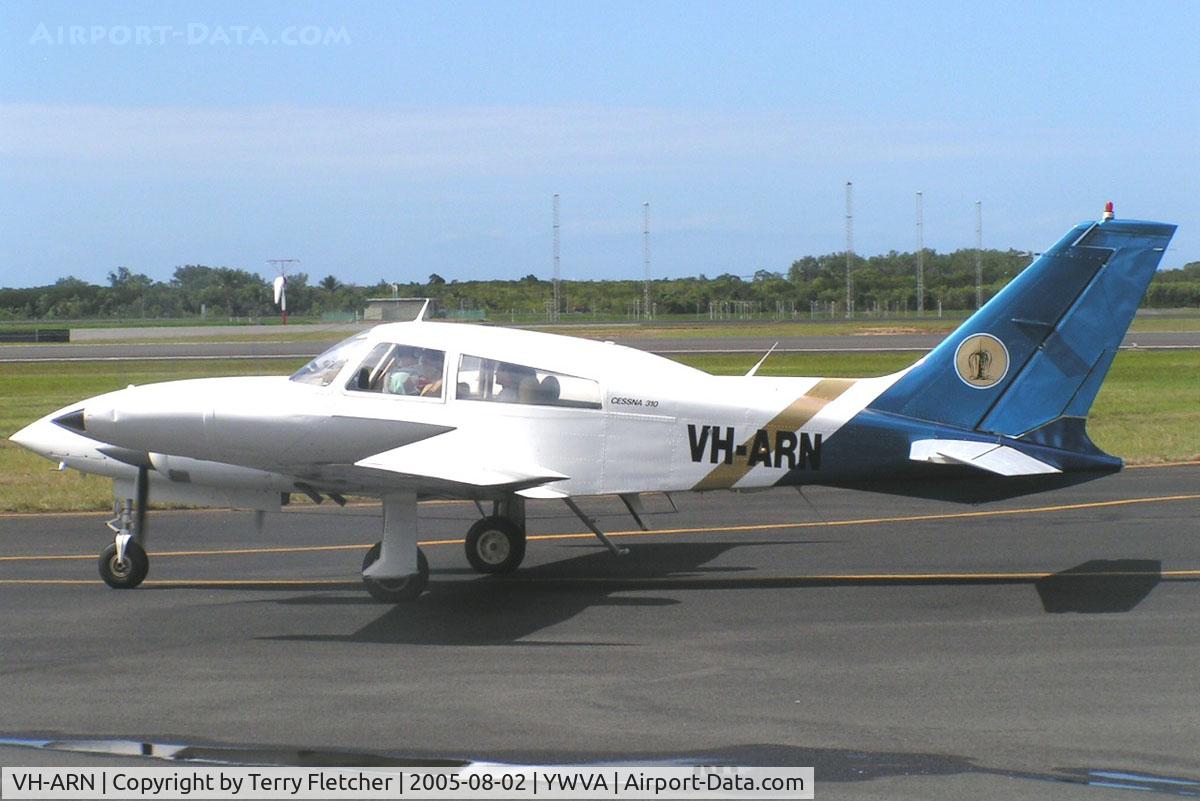 VH-ARN, 1976 Cessna 310R C/N 310R0611, Cessna 310R taxies in at Warnervale , New south Wales , Australia in 2005