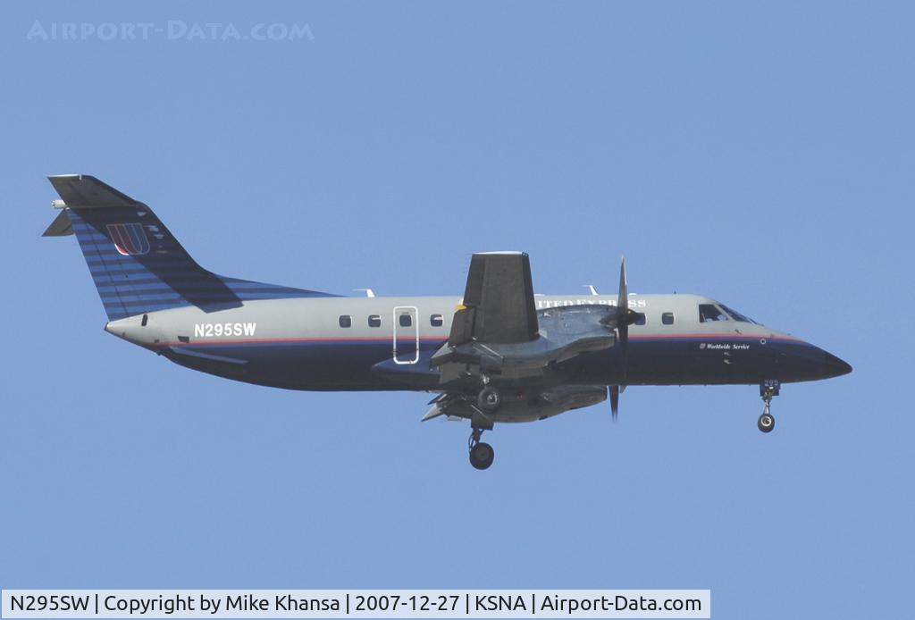 N295SW, 1996 Embraer EMB-120ER Brasilia C/N 120.322, United Express EMB-120ER on short final