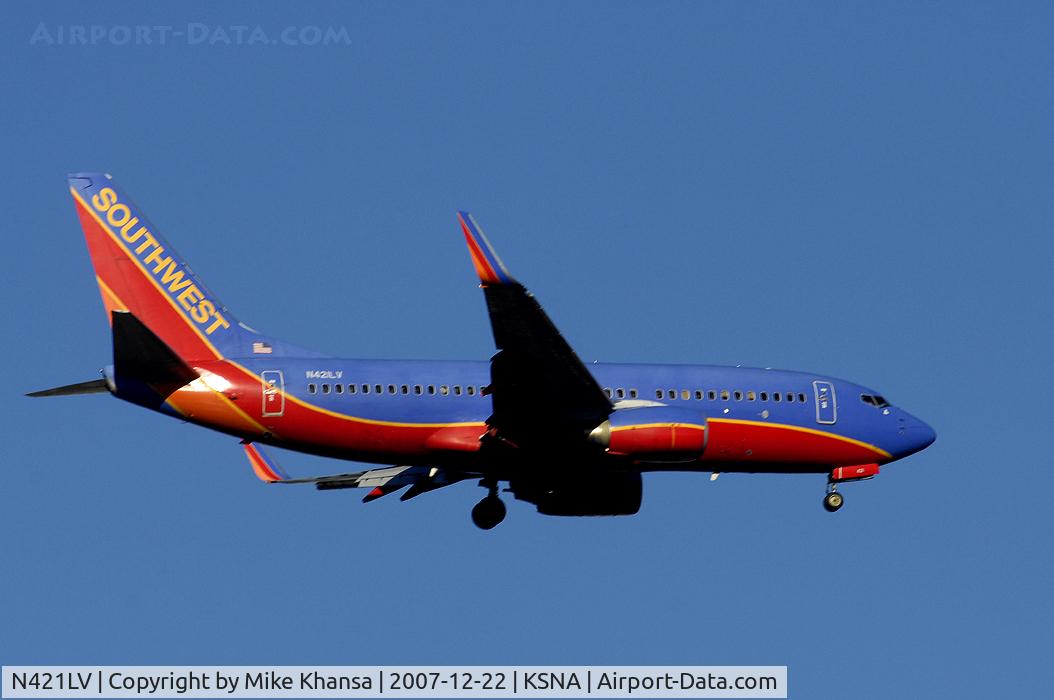 N421LV, 2001 Boeing 737-7H4 C/N 32452, Southwest B737-7H4 on short final.