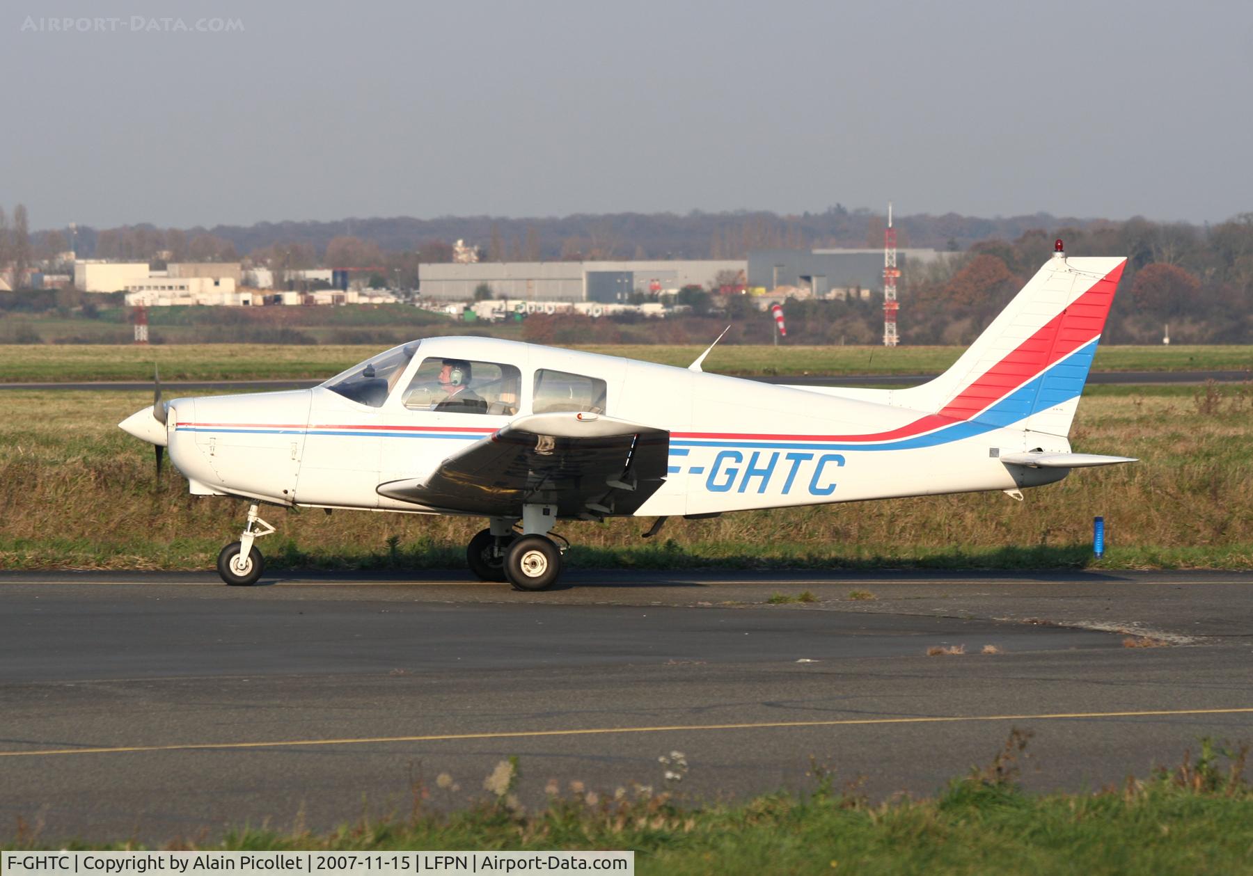 F-GHTC, Piper PA-28-161 Cadet C/N 28-41011, taxing on the runway