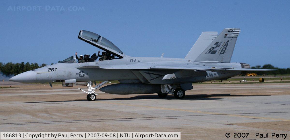 166813, Boeing F/A-18F Super Hornet C/N F186, Back to the crowd line, all smiles and waves