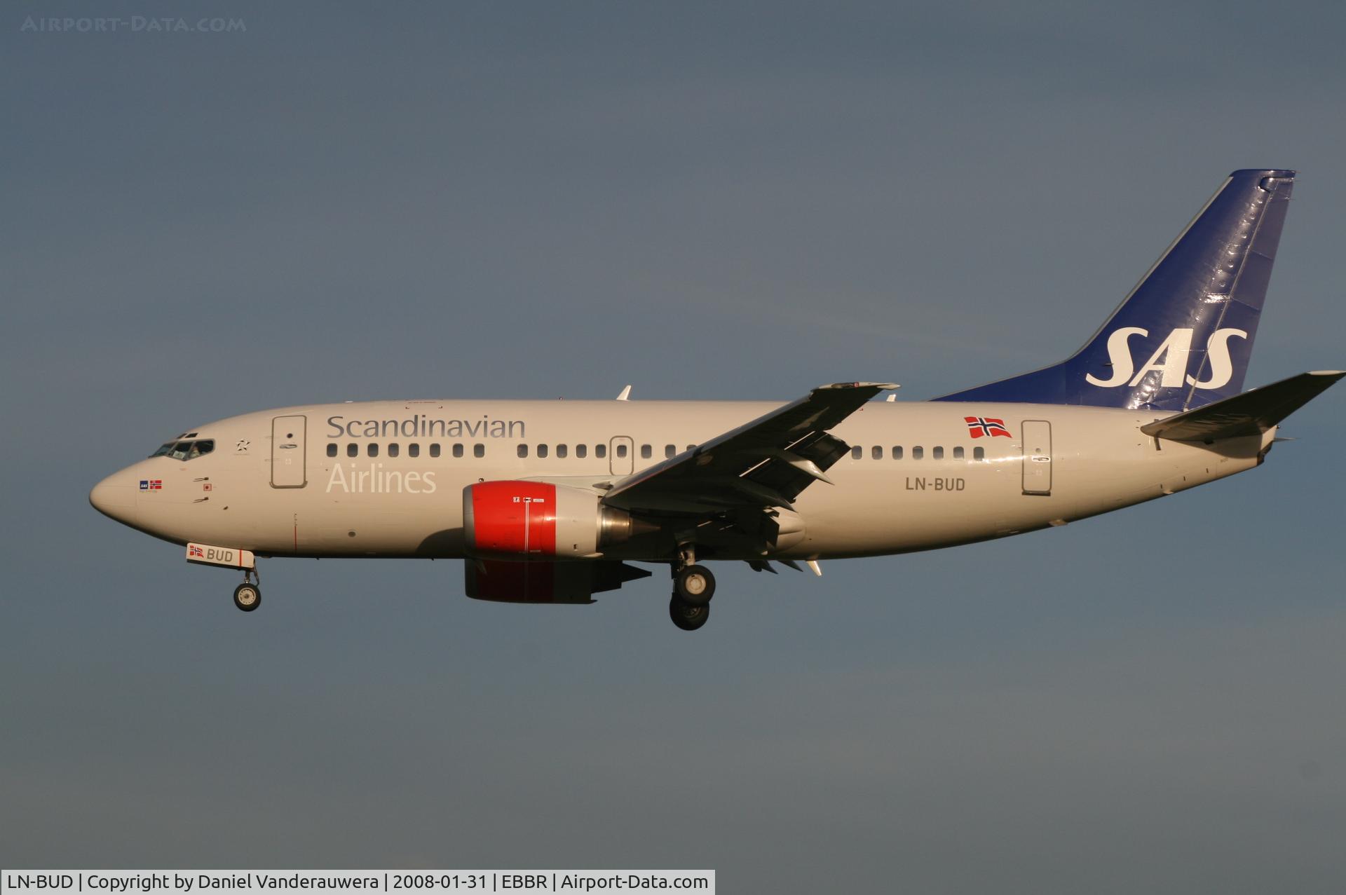 LN-BUD, 1996 Boeing 737-505 C/N 25794, flight SK4743 is descending to rwy 25L