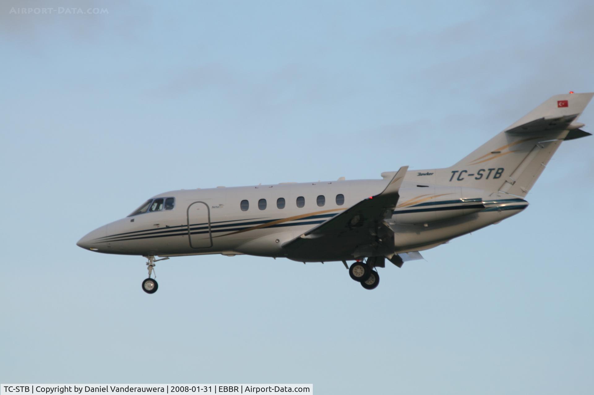 TC-STB, 2006 Raytheon Hawker 800XP C/N 258793, descending to rwy 25L